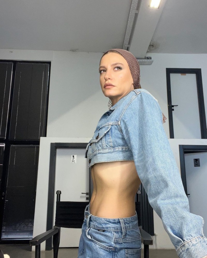 serenay sarikaya nin studyo paylasimi gundem oldu bu kadinin aurasi samimiyeti oyunculugu